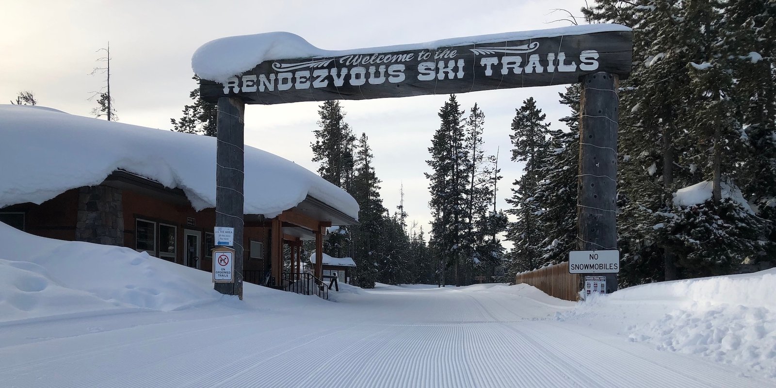Cross country skiing at Rendezvous Trails