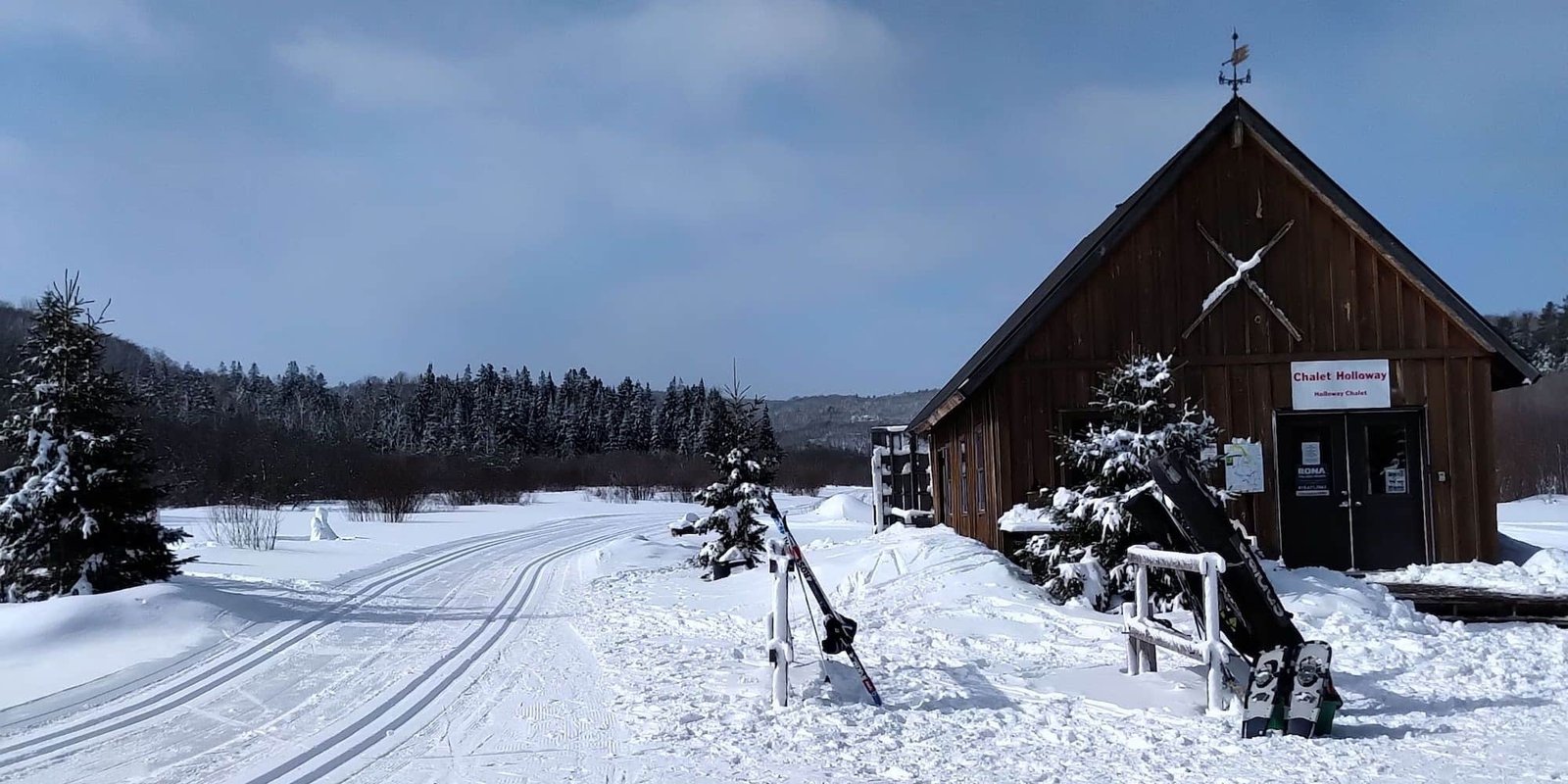 Cross country skiing at Nakkertok Val-des-Monts